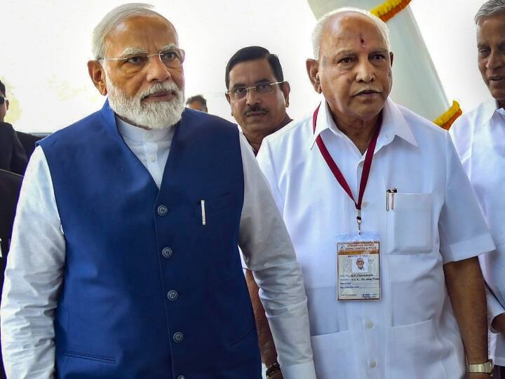 शिवमोगा हवाईअड्डे का उद्घाटन करने के बाद एक जनसभा को संबोधित करते हुए पीएम ने कहा कि आने वाले दिनों में भारत को हजारों विमानों की जरूरत होगी और देश में बने यात्री विमानों के दिन अब दूर नहीं हैं. नया हवाई अड्डा लगभग 450 करोड़ रुपये की लागत से बनाया गया है. इसका यात्री टर्मिनल भवन प्रति घंटे 300 यात्रियों को संभाल सकता है. (फोटो-PTI)