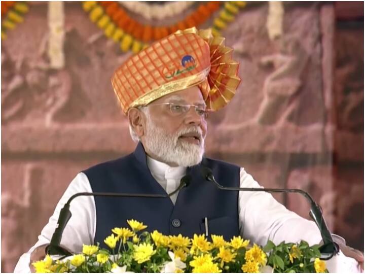 PM Modi in Belagavi, Karnataka said Mallikarjun Kharge is insulted by Congress in raipur convention PM Modi Karnataka Visit: 'मैं मल्लिकार्जुन खरगे का सम्मान करता हूं, लेकिन कांग्रेस ने...', छाता का जिक्र कर बोले पीएम मोदी