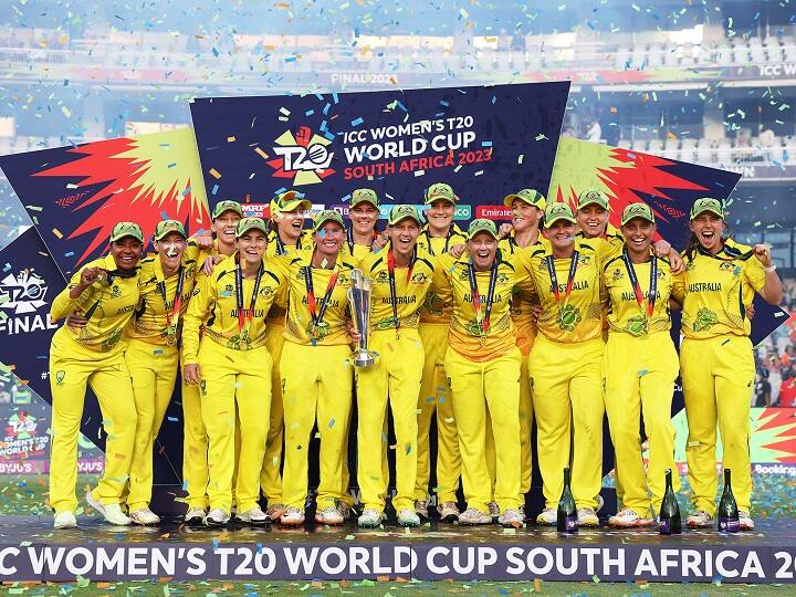 Womens T20 World Cup 2023 Champion Australia team Celebrations Ice Bucket on Coach champagne Trophy Lifting Women's T20 WC: चैंपियन बनने के बाद ऑस्ट्रेलियाई टीम ने जमकर मनाया जश्न, कोच पर डाल दी पूरी आइस बकेट; देखें वीडियो