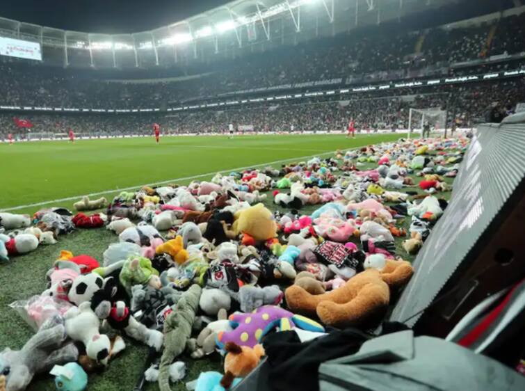 Besiktas Fans Throw Toys On football Field For Children Affected By Turkey and syria Earthquake watch video Football Fans Throw Toys On Field For Children Affected By Earthquake In Turkey, Syria. WATCH