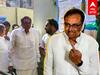 EVKS Elangovan Voting : மக்களோடு மக்களாக வரிசையில் நின்று ஈவிகேஎஸ் இளங்கோவன் வாக்குப்பதிவு!