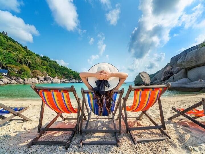 फुकेट, थाईलैंड (Phuket Thailand) गर्मियों की छुट्टियां बिताने का एक बेहतरीन स्थान है. यहां आपको बेहद खास समुद्र का किनारा, जहां क्रिस्टल क्लियर पानी में मस्ती का करने का मौका मिलेगा.(Pic: Freepik.com)