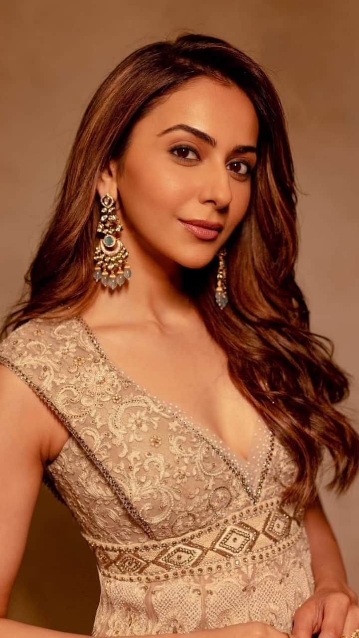 रकुलची फॅशनेबल स्टाइल तुमला देखील भावेल.