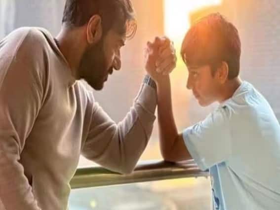 ‘Only Fight That Every Father Wants To Lose’: Ajay Devgn Shares Pic While Arm-Wrestling With Son Yug Ajay Devgn Son: ' એક લડાઈ જિસે હર બાપ હારના ચાહતા હૈ', લિટલ સિંઘમે પિતા અજયને કરી આ ચેલેન્જ