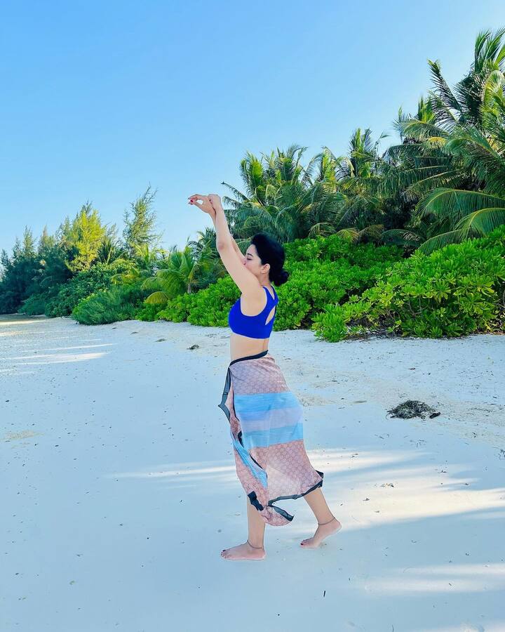 మెరిచే మేనిఛాయతో బీచ్‌లోని తెల్లని ఇసుకకే పోటీ ఇచ్చేలా ఉంది మృణాళిని రవి. -Image Credit: Mirnalini Ravi/Instagram