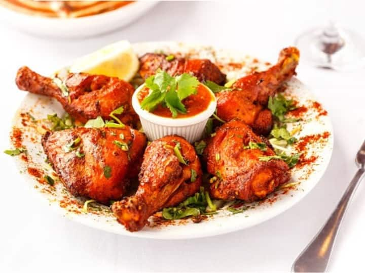 Chicken Tandoori: টিক্কা, গ্রেভি বা কারি, যে কোনওভাবেই চিকেন তন্দুরি লোভনীয় একটি ডিশ। বারবার রেস্তোরাঁয় না গিয়ে বাড়িতেই বানিয়ে ফেলুন এই ডিশ।