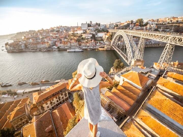 लिस्बन, पुर्तगाल (Lisbon Portugal) भी एक खूबसूरत शहर है, जो अपनी रंगीन इमारत, शानदार वास्तुकला के लिए जाना जाता है. यहां पर आपको संग्रहालयों, पार्कों को देखने का अनुभव मिलेगा.(Pic: Freepik.com)