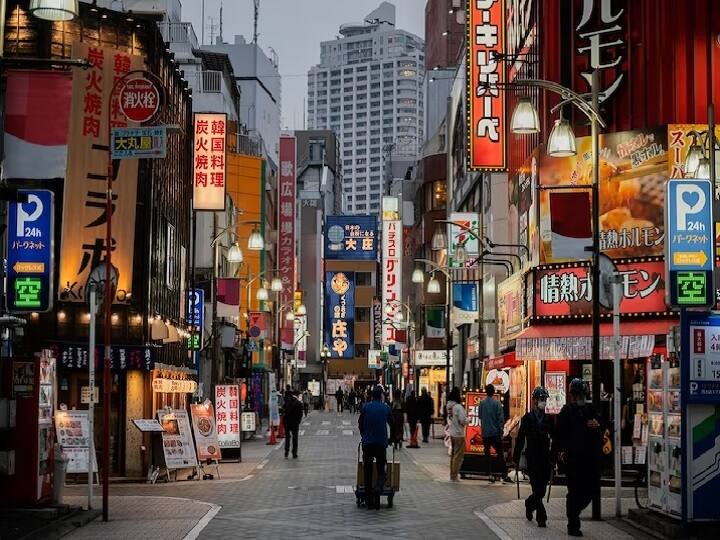 टोक्यो, जापान (Tokyo, Japan) एक खास शहर है, जो अपने स्ट्रीट फूड, खरीदारी और मनोरंजन के लिए फेमस है. आपको यहां एक अनूठी संस्कृति अनुभव करने का मौका मिलेगा. (Pic: Freepik.com)