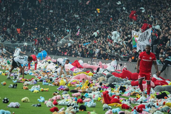 Besiktas Fans Throw Toys On football Field For Children Affected By Turkey and syria Earthquake watch video VIDEO : अन् फुटबॉलच्या मैदानात पडला खेळण्यांचा पाऊस... तुर्की भूकंपग्रस्त चिमुरड्यांसाठी प्रेक्षकांनी केलं अनोखं दान