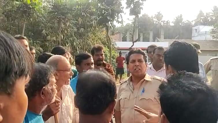 Singur 'Trying to hand over land marked for cremation to private hands', the villagers protested Singur News: 'শ্মশানের জন্য চিহ্নিত জমি বেসরকারি হাতে তুলে দেওয়ার চেষ্টা', অভিযোগে বিক্ষোভ গ্রামবাসীদের
