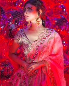 Mouni Roy ने फिर एथनिक लुक से कर दिया फैंस के दिलों को घायल, अप्सरा सी खूबसूत लगी हसीना