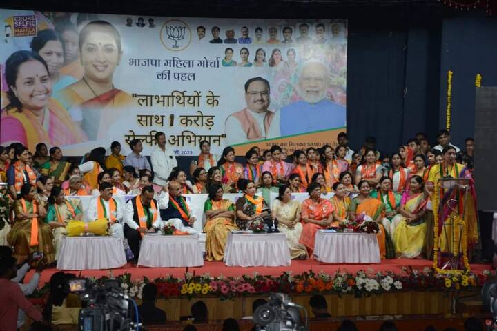 दरम्यान यावेळी त्यांच्या उपस्थितीत भारतीय जनता पार्टी महिला मोर्चाच्या वतीने लाभार्थ्यांचा मेळावा आयोजित करण्यात आला होता.