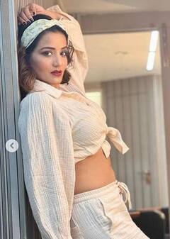 Monalisa: ਕ੍ਰੌਪ ਟਾਪ ਪਾ ਕੇ ਮੋਨਾਲੀਸਾ ਨੇ ਫਲਾਂਟ ਕੀਤਾ ਡੀਪ ਨੇਕ ਕਲੀਵੇਜ, ਹੌਟਨੈੱਸ ਦੇਖ ਕੇ ਪ੍ਰਸ਼ੰਸਕਾਂ ਨੂੰ ਆਇਆ ਪਸੀਨਾ