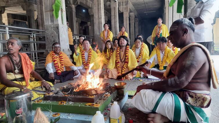 Thanjavur: Japanese nationals conducted a special yaga at Thittai temple to spread the excellence of Tamil language further TNN தமிழ் மொழியின் சிறப்பு மேலும் பரவ வேண்டி திட்டை கோயிலில் சிறப்பு யாகம் நடத்திய ஜப்பான் நாட்டினர்