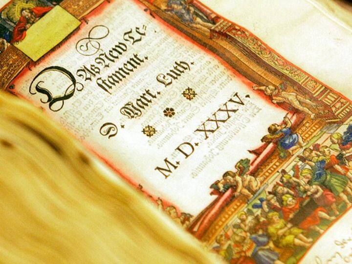 पांचवें नंबर पर है सबसे ज्यादा पढ़ी गई किताब. दुनिया में सबसे ज्यादा पढ़ी गई किताब ईसाई धर्म ग्रंथ बाइबिल है. गिनीज बुक ऑफ वर्ल्ड रिकॉर्ड के अनुसार, दुनिया भर में अलग अलग भाषाओं में बाइबिल की ढाई से लेकर 5 अरब प्रतियां मौजूद हैं.