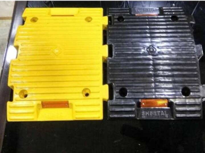 ਇਹ ਸਪੀਡ ਬ੍ਰੇਕਰ ਟੁਕੜਿਆਂ ਵਿੱਚ ਬਣੇ ਹੁੰਦੇ ਹਨ। ਇਹ ਸਖ਼ਤ ਫਾਈਬਰ ਦੇ ਬਣੇ ਹੁੰਦੇ ਹਨ। ਇਨ੍ਹਾਂ ਵਿਚ ਏਅਰ ਗੈਪ ਇਸ ਤਰ੍ਹਾਂ ਦਿੱਤਾ ਗਿਆ ਹੈ ਕਿ ਜਦੋਂ ਭਾਰ ਡਿੱਗਦਾ ਹੈ, ਤਾਂ ਇਹ ਸਦਮਾ ਅਬਜ਼ੋਰਬਰ ਵਾਂਗ ਦਬਾਉਣ ਤੋਂ ਬਾਅਦ ਵਾਪਸ ਉੱਛਲਦਾ ਹੈ। ਸੜਕ 'ਤੇ ਪਾਉਂਦੇ ਸਮੇਂ, ਉਨ੍ਹਾਂ ਦੇ ਹੇਠਾਂ ਇੱਕ ਧਾਤੂ ਦੀ ਪਲੇਟ ਰੱਖੀ ਜਾਂਦੀ ਹੈ ਅਤੇ ਇੱਕ ਪਾਸੇ ਨਟ ਨਾਲ ਫਿੱਟ ਕੀਤਾ ਜਾਂਦਾ ਹੈ.