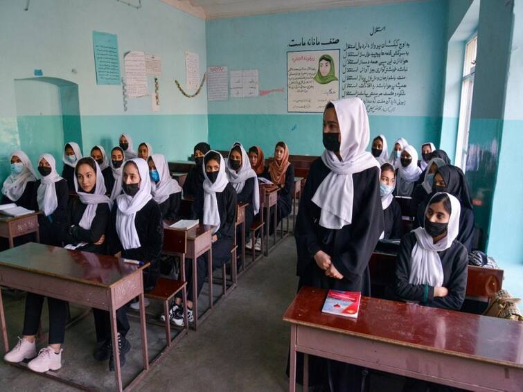 Iran school girls poison Hundreds Of Girls Poisoned In order To Stop Them From Going To School பள்ளி செல்லும் சிறுமிகளுக்கு விஷம்.. பெண் கல்விக்கு முட்டுக்கட்டை போடும் கொடூரர்கள்.. ஈரானில் நடந்தது என்ன?