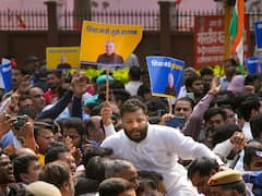 Manish Sisodia Arrested: मनीष सिसोदिया पर एक्शन के खिलाफ सड़क पर AAP, नेता-कार्यकर्ताओं ने किया विरोध प्रदर्शन, देखें तस्वीरें