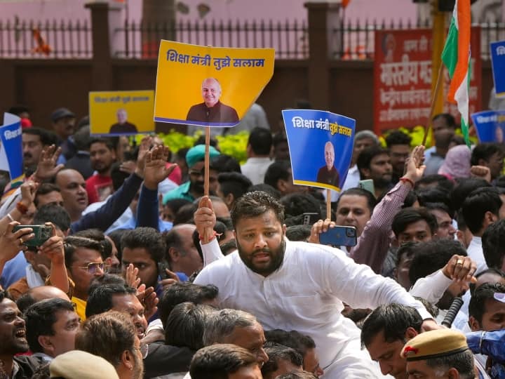 दिल्ली के उपमुख्यमंत्री मनीष सिसोदिया की गिरफ्तारी के खिलाफ आम आदमी पार्टी के नेता और कार्यकर्ताओं ने बीजेपी ऑफिस के बाहर प्रदर्शन किया.