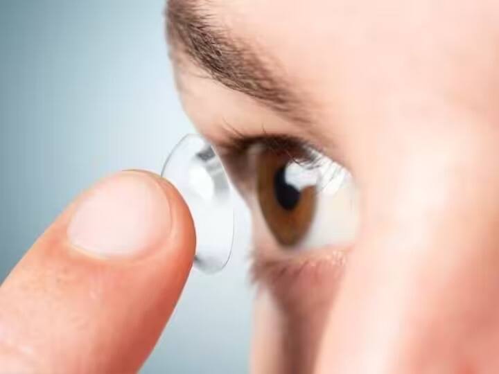 Eye Care Tips why it is harmful to wear contact lenses while sleeping marathi news Eye Care Tips : कॉन्टॅक्ट लेन्स घालून झोपत असाल तर वेळीच सावध व्हा; निष्काळजीपणा केल्यास दृष्टी नष्ट होण्याची शक्यता