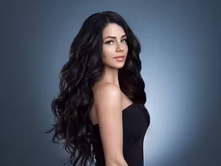 केस गळणे ही एक अशी समस्या आहे जी महिला असो आणि पुरुष सगळ्यांमध्ये आढळते. ही समस्या पोषक तत्वांच्या कमतरतेमुळे होते.