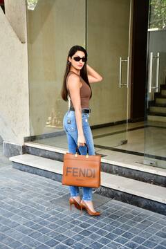 ढाई लाख का पर्स लेकर स्वैग में निकलीं नोरा फतेही की उड़ी खिल्ली, लोग बोले- ये भी सुकेश भैया ने दिलाया था क्या