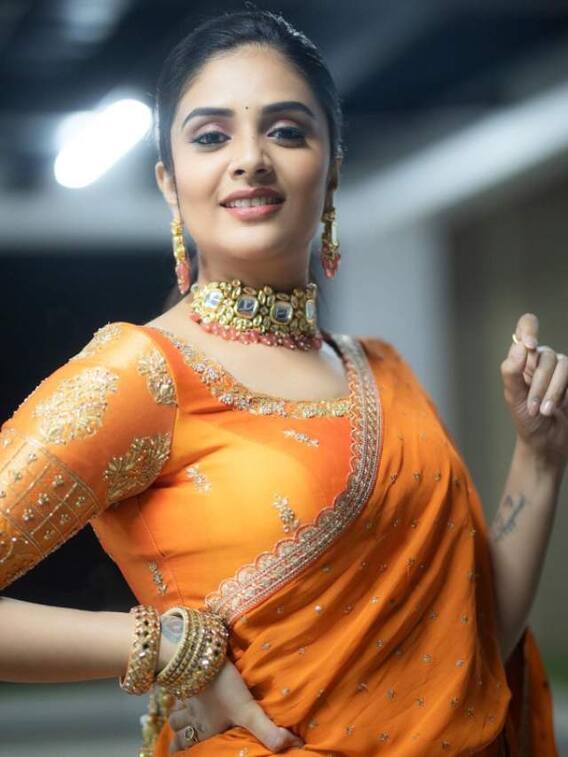 ఆరెంజ్ హాఫ్ శారీలో శ్రీముఖి- ట్రెడిషనల్ లుక్ తో మెస్మరైజ్