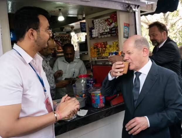 German Chancellor Olaf Scholz Relishes Tea: ਭਾਰਤ ਦੇ ਦੋ ਦਿਨਾਂ ਦੌਰੇ 'ਤੇ ਆਏ ਜਰਮਨ ਚਾਂਸਲਰ ਓਲਾਫ ਸਕੋਲਜ਼ ਚਾਣਕਿਆਪੁਰੀ ਦਿੱਲੀ ਦੀ ਚਾਹ ਦੇ ਸਵਾਦ ਦੇ ਮੁਰੀਦ ਹੋ ਗਏ। ਉਹ ਇਸ ਨੂੰ ਭਾਰਤ ਦਾ ਅਸਲੀ ਸੁਆਦ ਕਹਿਣ ਤੋਂ ਵੀ ਨਹੀਂ ਖੁੰਝੇ।