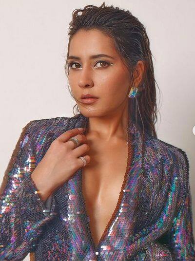 ਰਾਸ਼ੀ ਖੰਨਾ ਨੇ ਬ੍ਰਾਲੈੱਸ ਹੋ ਕੇ ਸ਼ੇਅਰ ਕੀਤੀਆਂ ਹੌਟ ਤਸਵੀਰਾਂ