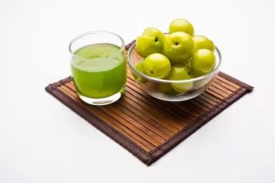 तुम्हाला जर केसगळतीची समस्या जाणवत असेल तर तुम्ही आवळ्याचा रस देखील पिऊ शकता. आवळ्याचा रस केसांसाठी उत्तम मानला जातो.