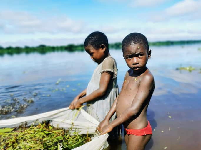 तीसरे नंबर पर है डेमोक्रेटिक रिपब्लिक ऑफ कांगो (Democratic Republic of Congo). इस देश में प्राकृतिक संसाधनों का भंडार है. लेकिन इसके बावजूद ये देश बेहद गरीब है. यहां के लोगों की स्थिति दैयनीय है. गृह युद्ध इस देश के लिए आम बात है, इसकी वजह से इस छोटे से देश के लगभग 60 लाख से ज्यादा लोगों की या तो मौत हो गई या फिर उन्हें अपना घर और देश छोड़ कर भागना पड़ा.