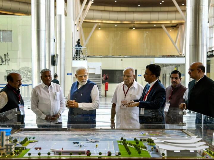 PM Modi Inaugurates Shivamogga Airport: कर्नाटक में पूर्व मुख्यमंत्री सीएम बीएस येदियुरप्पा के 80वें जन्मदिन पर सोमवार (27 फरवरी) को पीएम नरेंद्र मोदी ने शिवमोगा हवाईअड्डे का उद्घाटन किया.