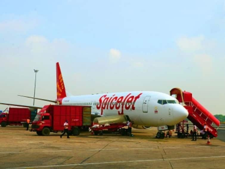 spicejet flight going to bangkok made emergency landing at the kolkata airport SpiceJet Flight: ਬੈਂਕਾਕ ਜਾ ਰਹੇ ਸਪਾਈਸਜੈੱਟ ਦੇ ਜਹਾਜ਼ ਦਾ ਇੰਜਣ ਹੋਇਆ ਖਰਾਬ, ਕੋਲਕਾਤਾ ਹਵਾਈ ਅੱਡੇ 'ਤੇ ਐਮਰਜੈਂਸੀ ਲੈਂਡਿੰਗ