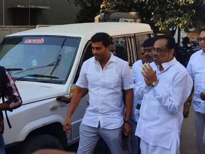 தி.மு.க வேட்பாளர், ஈ.வி.கே.எஸ் இளங்கோவன் வாக்குப்பதிவு நடைபெறும் இடத்திற்கு தனது மகனுடன் வந்தார்