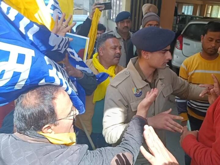 Manish Sisodia News BJP AAP workers clashed outside Himachal Pradesh BJP office in Shimla ANN Manish Sisodia News: शिमला में बीजेपी और आप कार्यकर्ताओं में हुई धक्का मुक्की, पुलिस ने किया बीच-बचाव