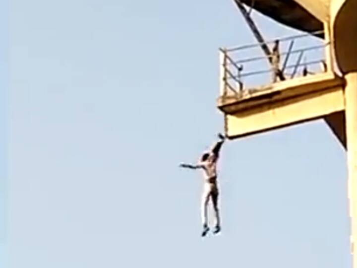 girl jumped from water tank in Bemetara of Chhattisgarh people caught her with help of a sheet, know reason ann Bemetara News :ससुरालियों ने छोड़ा तो युवती ने पानी की टंकी पर चढ़कर लगा दी छलांग, लोगों ने चादर के सहारे बचाया