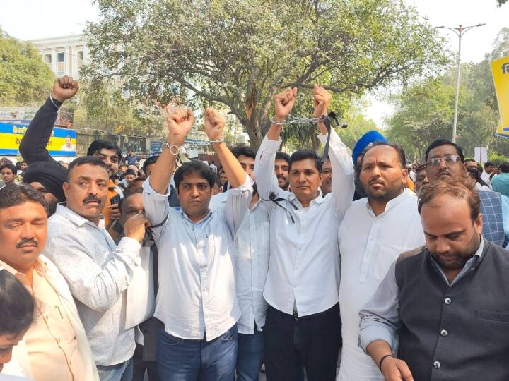 Manish Sisodia Arrested News: दिल्ली के उपमुख्यमंत्री मनीष सिसोदिया को सीबीआई ने रविवार को गिरफ्तार किया था. इसके बाद सोमवार को आप के नेता और कार्यकर्ताओं ने बीजेपी ऑफिस के बाहर प्रदर्शन किया.