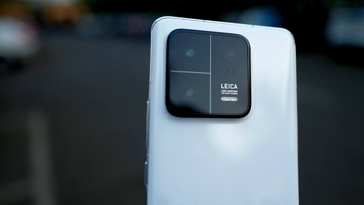 সেখানে ৫০ মেগাপিক্সেলের এক ইঞ্চির Sony IMX989 প্রাইমারি সেনসর, একটি ৫০ মেগাপিক্সেলের ফ্লোটিং টেলিফটো সেনসর এবং একটি ৫০ মেগাপিক্সেলের ওয়াইড অ্যাঙ্গেল সেনসর রয়েছে।