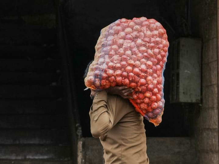 Nashik Lasalgaon APMC ban on onion auction by farmers protest due to low prices Maharashtra 'एशिया की सबसे बड़ी' प्याज मंडी में किसानों ने प्याज की नीलामी पर लगाई रोक, जानें क्या है वजह?