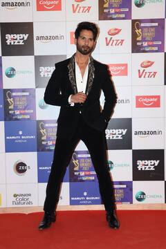 Zee Cinema Award 2023: अवॉर्ड नाइट में रेड कॉर्पेट पर आलिया भट्ट से लेकर कियारा तक ने लगाया ग्लैमर का तड़का