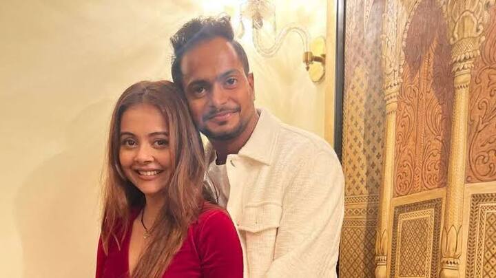 टेलीविजन की जानी-मानी अभिनेत्री देवलीना भट्टाचार्जी भी अपनी शादी को लेकर काफी ज्यादा सुर्खियों में आईं. उन्होंने अपने ही जिम ट्रेनर शाहनवाज शेख के साथ शादी की है. बता दें कि इन दोनों की जोड़ी का लोगों ने काफी मजाक बनाया और इसकी वजह एक्ट्रेस के पति का कॉम्प्लेक्शन और धर्म था . (Photo- Instagram)