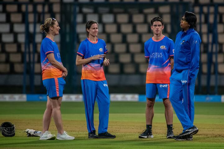 मुंबई इंडियंस महिला टीम के पहले प्रैक्टिस सेशन में पूरा सपोर्ट स्टाफ मौजूद दिखा, जिसमें मुख्य कोच शार्लोट एडवर्ड्स भी शामिल थीं. इसके अलावा टीम की कप्तान हरमनप्रीत कौर भी जुड़ चुकी हैं लेकिन वह इस अभ्यास सत्र में नहीं दिखाई दीं. (फोटो सोर्स – सोशल मीडिया)