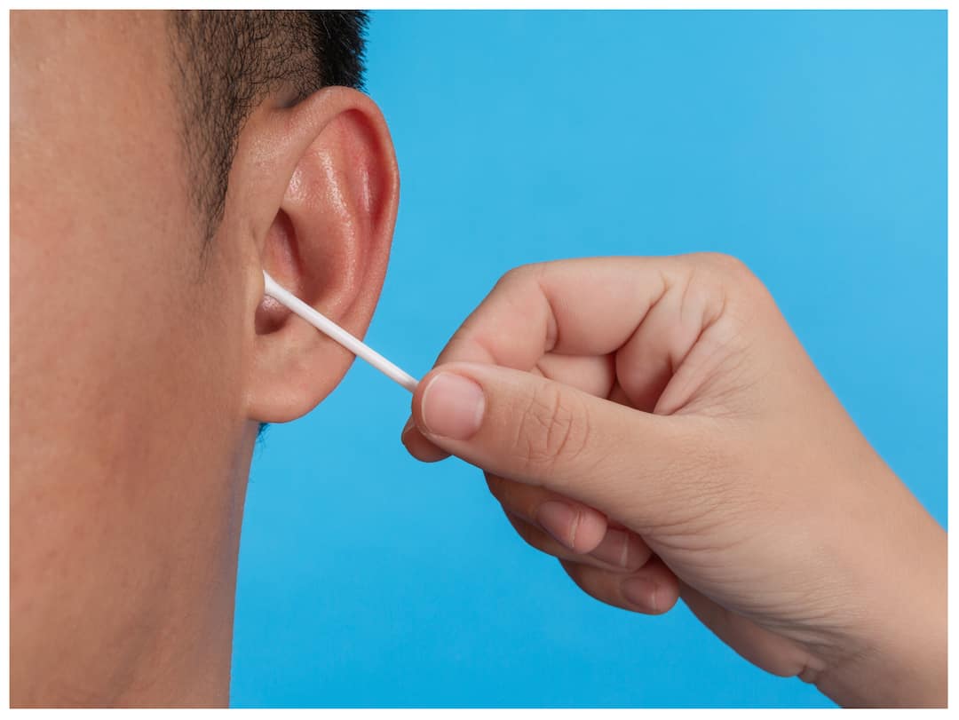 बहुत से लोग माचिस की तीली या हेयरपिन से कान साफ करते हैं, क्या ऐसा करना सेफ है? Ear Cleaning Tips Is cleaning ears with a match stick safe know the right process here बहुत से लोग माचिस की तीली या हेयरपिन से कान साफ करते हैं, क्या ऐसा करना सेफ है?