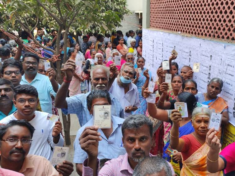 Erode East By Election 2023 Voter Turnout 44.56 Percent till 1 PM Erode East Bypoll Voting Erode East ByPoll: சூடுபிடிக்கும் ஈரோடு இடைத்தேர்தல்..! 1 மணி வரை வாக்குப்பதிவு நிலவரம் என்ன?