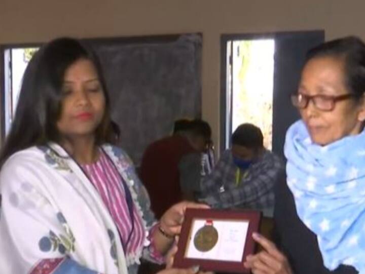 First five early voters receive momentos to encourage early voting in Meghalaya Assembly elections. (Image Source: Twitter/ANI)