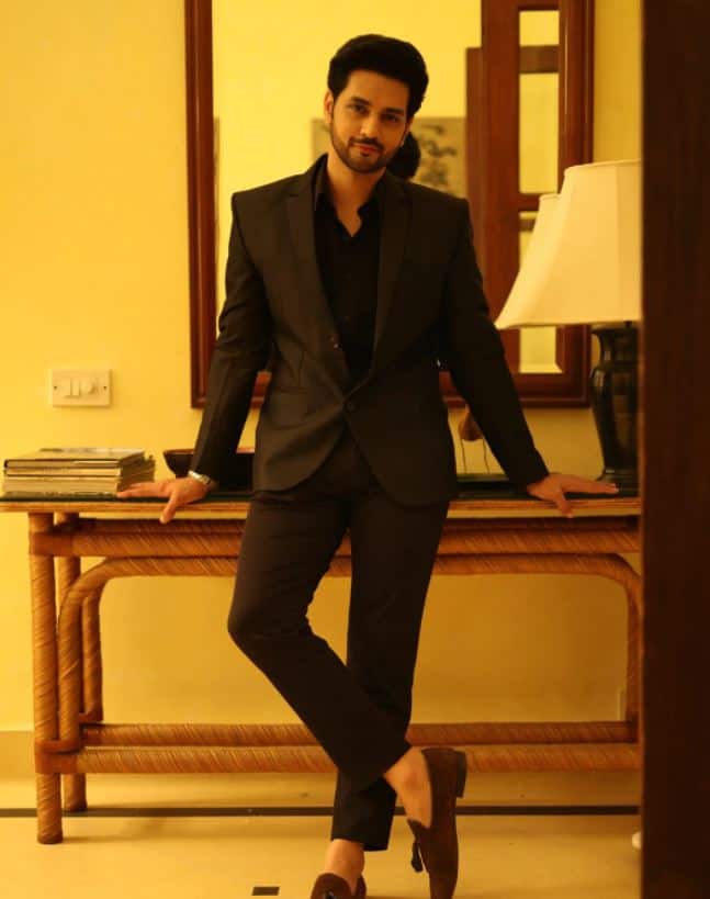 Kundali Bhagya Arjun Aka Shakti Arora: यूं तो किसी किरदार के रिप्लेसमेंट में ऑडियंस को एक्सेप्ट करने में थोड़ी प्रॉब्लम होती है, लेकिन करण लूथरा उर्फ धीरज धूपर के जाने के बाद शक्ति अरोड़ा ने इतने अच्छे से अर्जुन का रोल प्ले किया कि करण की कमी ही नहीं खली. उन्हें जनता से खूब प्यार मिला.