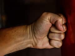 ప్రియురాలికి వీడియో కాల్‌‌లో చూపిస్తూ తండ్రిని చితకబాదిన కొడుకు - పైశాచిక ఆనందం!