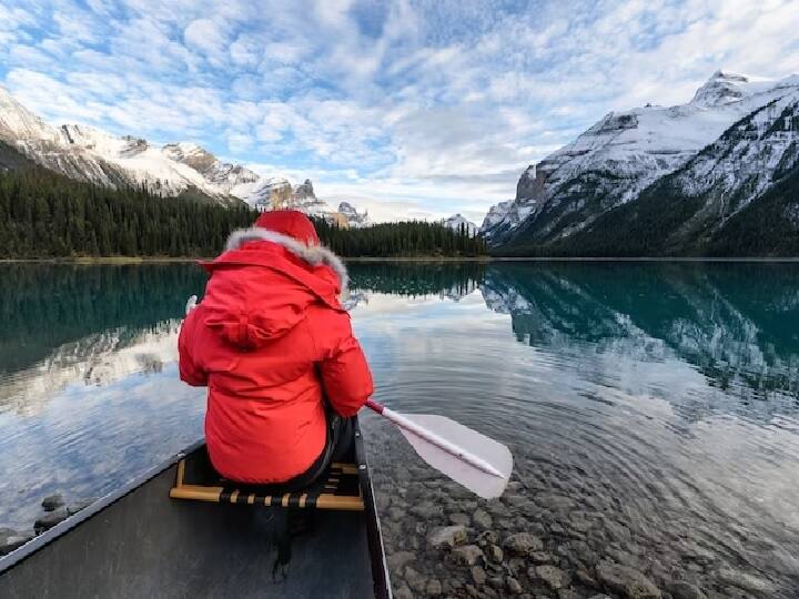 बैंफ, कनाडा (Banff Canada) उन लोगों के लिए एक बेहतरीन समर डेस्टिनेशन है, जो अक्सर बाहर घूमना पसंद करते है. यहां आपको पहाड़, क्रिस्टल क्लियर झीलें देखने का मौका मिलेगा. (Pic: Freepik.com)