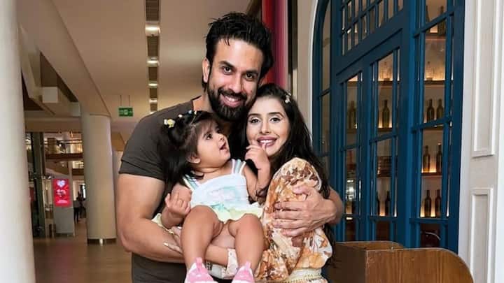 ফের একবার সুযোগ দিতে চেয়েছিলেন তাঁদের সম্পর্ককে। কিন্তু সেই চেষ্টা ফলপ্রসূ হয়নি মোটেই। ফের বিচ্ছেদের কথাই জানান রাজীব-চারু।