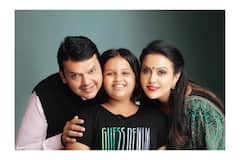 Divija Fadnavis Birthday: बेटी दिविजा के जन्मदिन पर अमृता फडणवीस ने शेयर की फैमिली फोटो, लिखा- 'द लव ऑफ माई लाइफ'